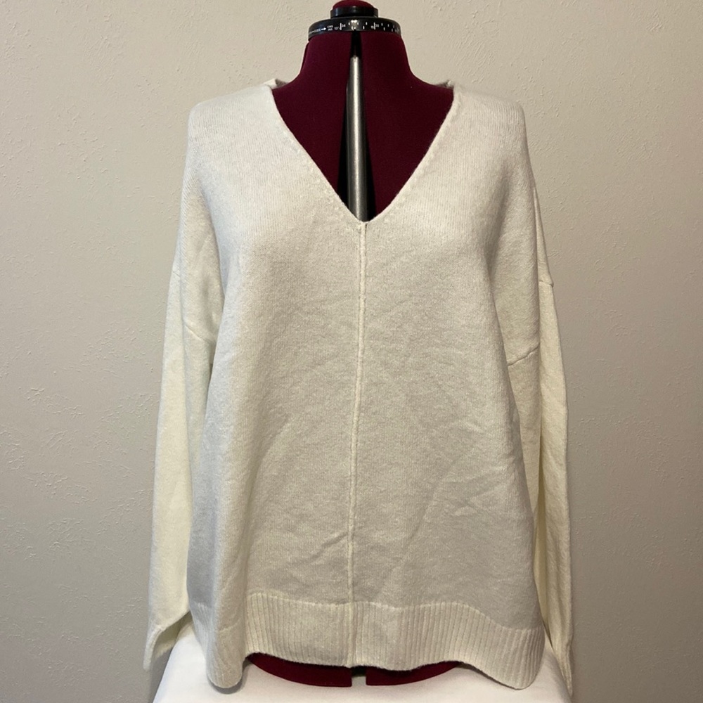 New Vince Camuto - White Color -  V Neck Pullover